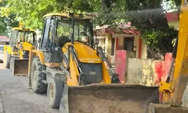 Farrukhabad: अवैध खनन के खिलाफ अभियान में दो जेसीबी जब्त Farrukhabad: अवैध खनन के खिलाफ अभियान में दो जेसीबी जब्त