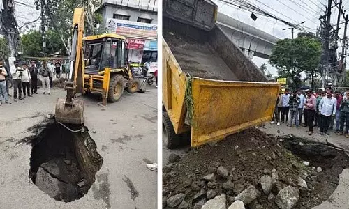 ​​Indore : व्यस्त बाजार इलाके में सड़क धंसने से स्थानीय लोगों में दहशत