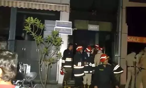करोल बाग के विशाल मेगा मार्ट में भीषण आग, 13 दुकानें जलकर खाक