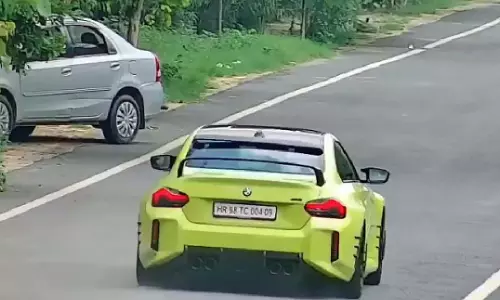 BIG BREAKING: सड़कों पर स्टंटबाजी का खतरनाक खेल, BMW से 360 डिग्री ड्रीफ्ट BIG BREAKING: सड़कों पर स्टंटबाजी का खतरनाक खेल, BMW से 360 डिग्री ड्रीफ्ट