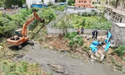 Hyderabad : नल्लागंदला तूफानी जल निकासी मार्ग के लिए अतिक्रमण ध्वस्त Hyderabad : नल्लागंदला तूफानी जल निकासी मार्ग के लिए अतिक्रमण ध्वस्त