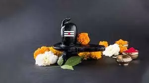 Sawan 2025: शुरू होने वाला है सावन, उससे पहले जान लें शिवलिंग पर बेलपत्र चढ़ाने के कुछ खास नियम Sawan 2025: शुरू होने वाला है सावन, उससे पहले जान लें शिवलिंग पर बेलपत्र चढ़ाने के कुछ खास नियम