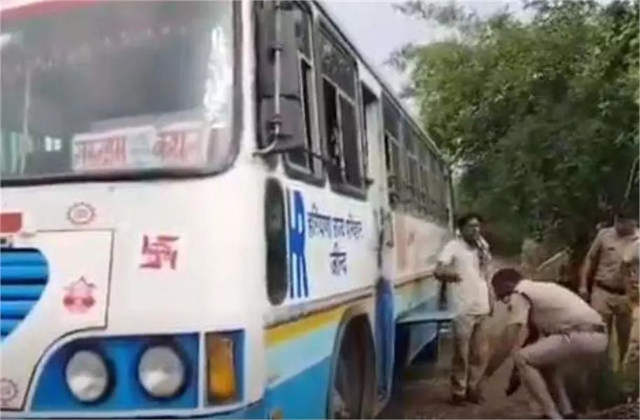 Haryana: चलती बस में लगी आग, ड्राइवर की सूझबूझ से बची यात्रियों की जान Haryana: चलती बस में लगी आग, ड्राइवर की सूझबूझ से बची यात्रियों की जान
