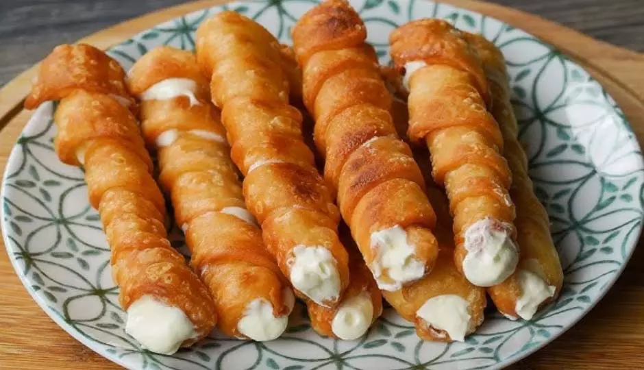 Bread Cream Roll: घर पर बना सकते हैं बेकरी जैसी ये डिश, झटपट हो जाती है तैयार Bread Cream Roll: घर पर बना सकते हैं बेकरी जैसी ये डिश, झटपट हो जाती है तैयार