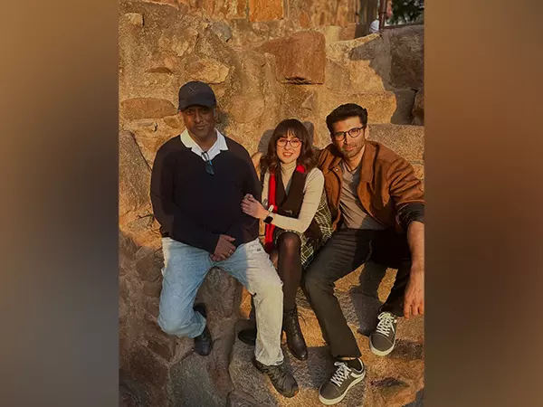 सारा अली खान ने मेट्रो...इन डिनो के सेट से आदित्य रॉय कपूर के साथ BTS तस्वीरें शेयर कीं सारा अली खान ने मेट्रो...इन डिनो के सेट से आदित्य रॉय कपूर के साथ BTS तस्वीरें शेयर कीं