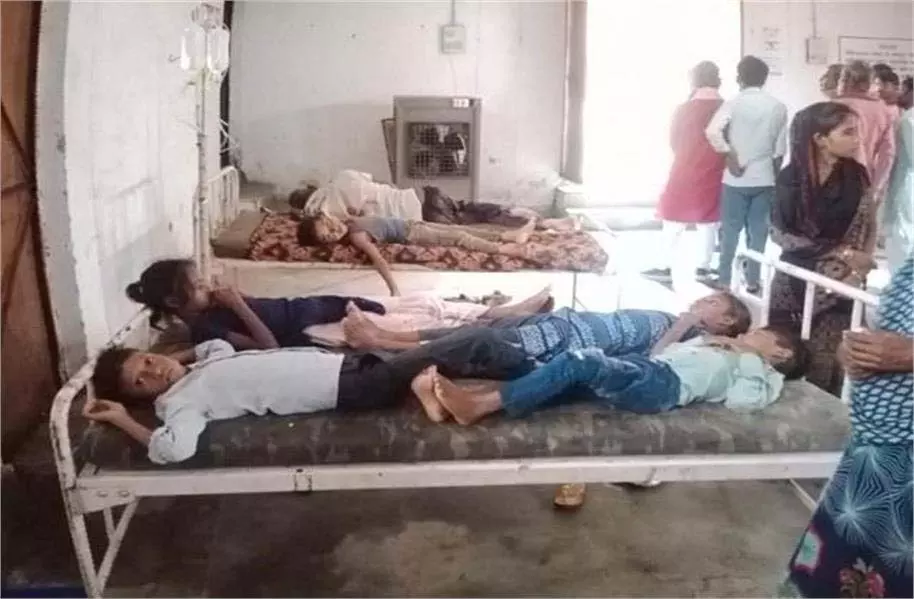 MP News: स्कूल के पास गिरी बिजली, कई बच्चे बेहोश MP News: स्कूल के पास गिरी बिजली, कई बच्चे बेहोश