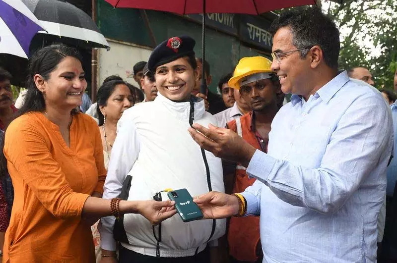 क्षेत्र में काम करने वाले कर्मचारियों को कूल वेस्ट जैकेट मिलेंगे क्षेत्र में काम करने वाले कर्मचारियों को कूल वेस्ट जैकेट मिलेंगे