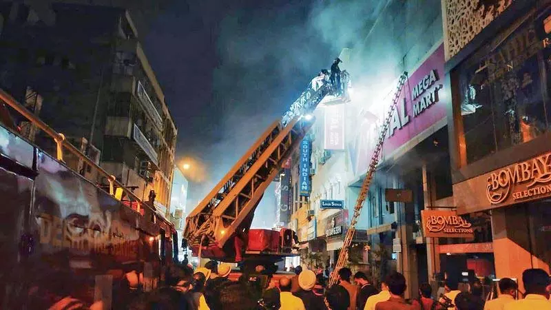 शॉपिंग कॉम्प्लेक्स में लगी आग शॉपिंग कॉम्प्लेक्स में लगी आग
