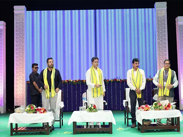 बच्चों को पढ़ाई के साथ-साथ सामाजिक कार्यों में भी शामिल होना चाहिए: Tripura CM बच्चों को पढ़ाई के साथ-साथ सामाजिक कार्यों में भी शामिल होना चाहिए: Tripura CM