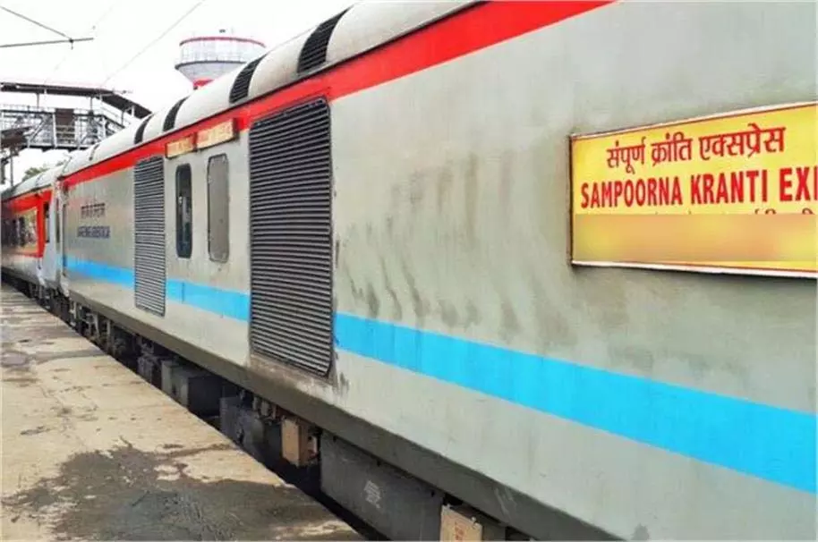 UP News: संपर्क क्रांति में बम की अफवाह से स्टेशन पर हड़कंप, यात्रियों में मची अफरा-तफरी UP News: संपर्क क्रांति में बम की अफवाह से स्टेशन पर हड़कंप, यात्रियों में मची अफरा-तफरी