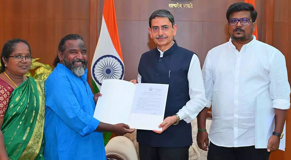 Governor ने वेल्लोर के तालवादक आसन को वित्तीय सहायता प्रदान की Governor ने वेल्लोर के तालवादक आसन को वित्तीय सहायता प्रदान की