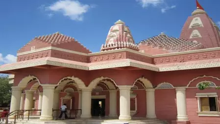 चार धाम में से एक द्वारका के पास ज्योतिर्लिंग रूप में विराजते हैं महादेव, नाग दोषों से मुक्ति का है यह केंद्र चार धाम में से एक द्वारका के पास ज्योतिर्लिंग रूप में विराजते हैं महादेव, नाग दोषों से मुक्ति का है यह केंद्र