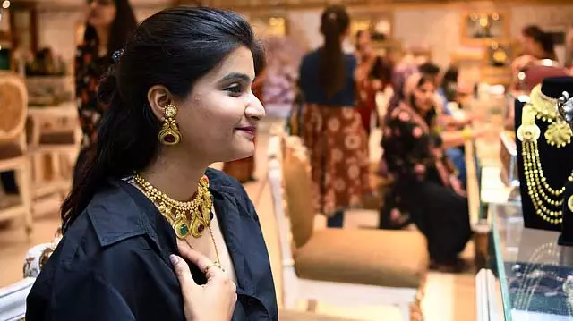 सोने की कीमतों में फिर उछाल: क्या आप जानते हैं आज इसकी कीमत कितनी बढ़ी? सोने की कीमतों में फिर उछाल: क्या आप जानते हैं आज इसकी कीमत कितनी बढ़ी?