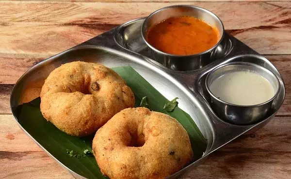Medu Vada: घर पर आसानी से बनाएं स्वादिष्ट और कुरकुरा मेदू वड़ा Medu Vada: घर पर आसानी से बनाएं स्वादिष्ट और कुरकुरा मेदू वड़ा
