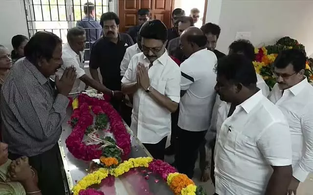 CM ने कवि वी.एम.सेथुरमन के पार्थिव शरीर पर श्रद्धांजलि अर्पित की CM ने कवि वी.एम.सेथुरमन के पार्थिव शरीर पर श्रद्धांजलि अर्पित की