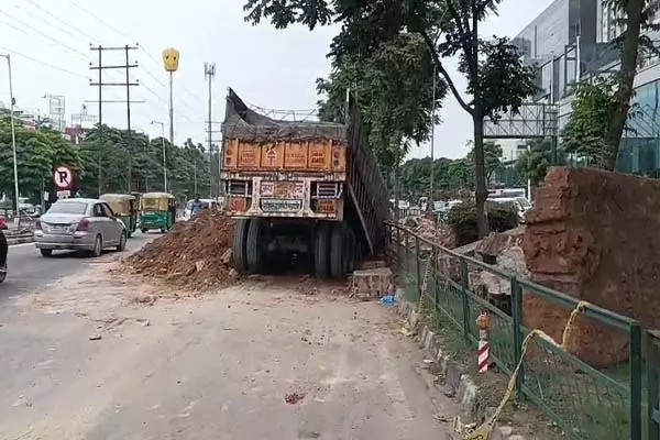Mohali: एयरपोर्ट रोड पर मॉल के बाहर बड़ा हादसा Mohali: एयरपोर्ट रोड पर मॉल के बाहर बड़ा हादसा