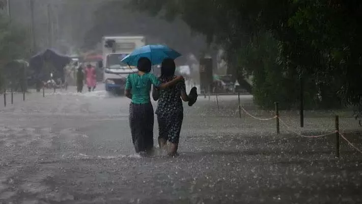 Mumbai : आईएमडी ने कोंकण और पश्चिमी महाराष्ट्र में भारी बारिश की भविष्यवाणी की Mumbai : आईएमडी ने कोंकण और पश्चिमी महाराष्ट्र में भारी बारिश की भविष्यवाणी की
