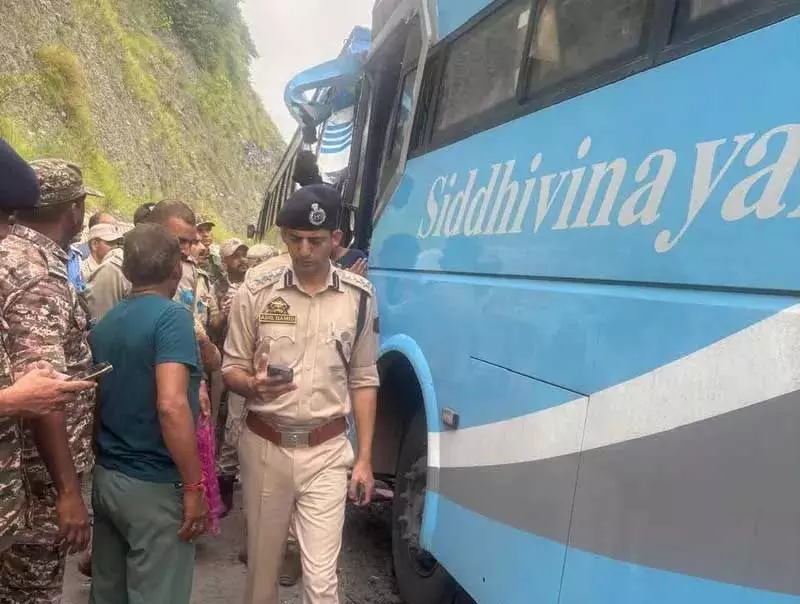 रामबन में अमरनाथ यात्रियों की तीन बसों की टक्कर, 35 घायल रामबन में अमरनाथ यात्रियों की तीन बसों की टक्कर, 35 घायल