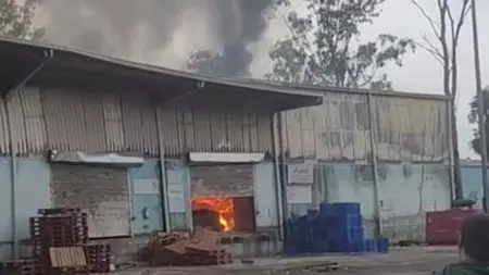 अमूल दूध के गोदाम में लगी भीषण आग, सब कुछ जलकर खाक अमूल दूध के गोदाम में लगी भीषण आग, सब कुछ जलकर खाक