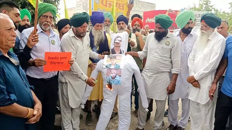 Sardar Ji 3 फिल्म विवाद पर फार्म यूनियनों ने दिलजीत दोसांझ का समर्थन किया Sardar Ji 3 फिल्म विवाद पर फार्म यूनियनों ने दिलजीत दोसांझ का समर्थन किया