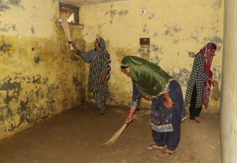 J&K सरकार ने बंकरों के निर्माण के लिए आवंटित धनराशि का 84% खर्च किया J&K सरकार ने बंकरों के निर्माण के लिए आवंटित धनराशि का 84% खर्च किया