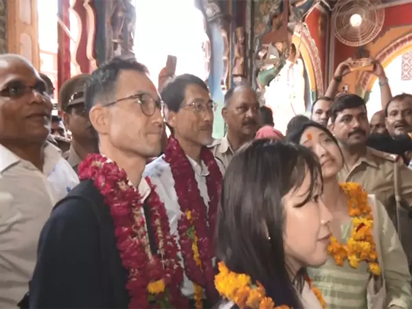 भारत में जापानी राजदूत ने Ayodhya में हनुमानगढ़ी और राम जन्मभूमि पर पूजा-अर्चना की भारत में जापानी राजदूत ने Ayodhya में हनुमानगढ़ी और राम जन्मभूमि पर पूजा-अर्चना की