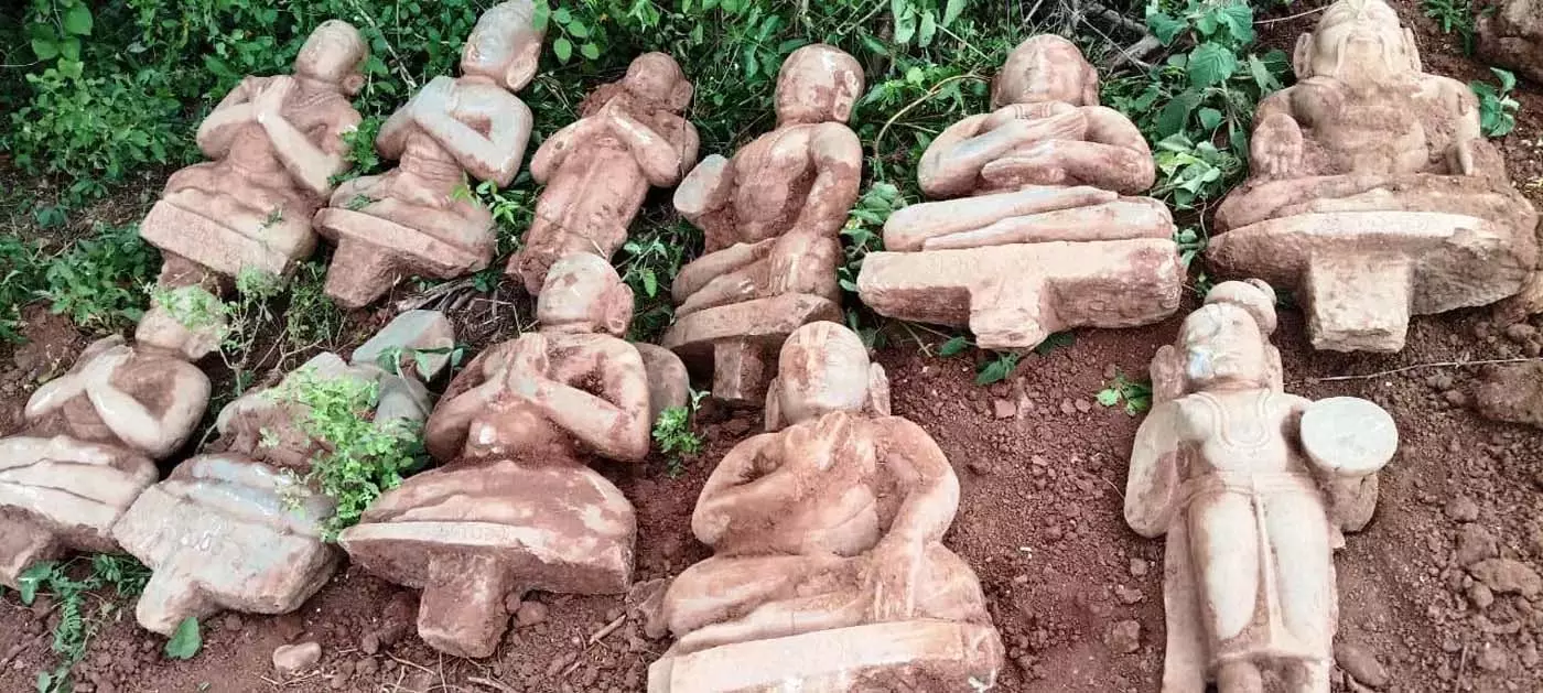 Andhra: येरागोंडापलेम में 12 अलवर मूर्तियाँ मिली Andhra: येरागोंडापलेम में 12 अलवर मूर्तियाँ मिली