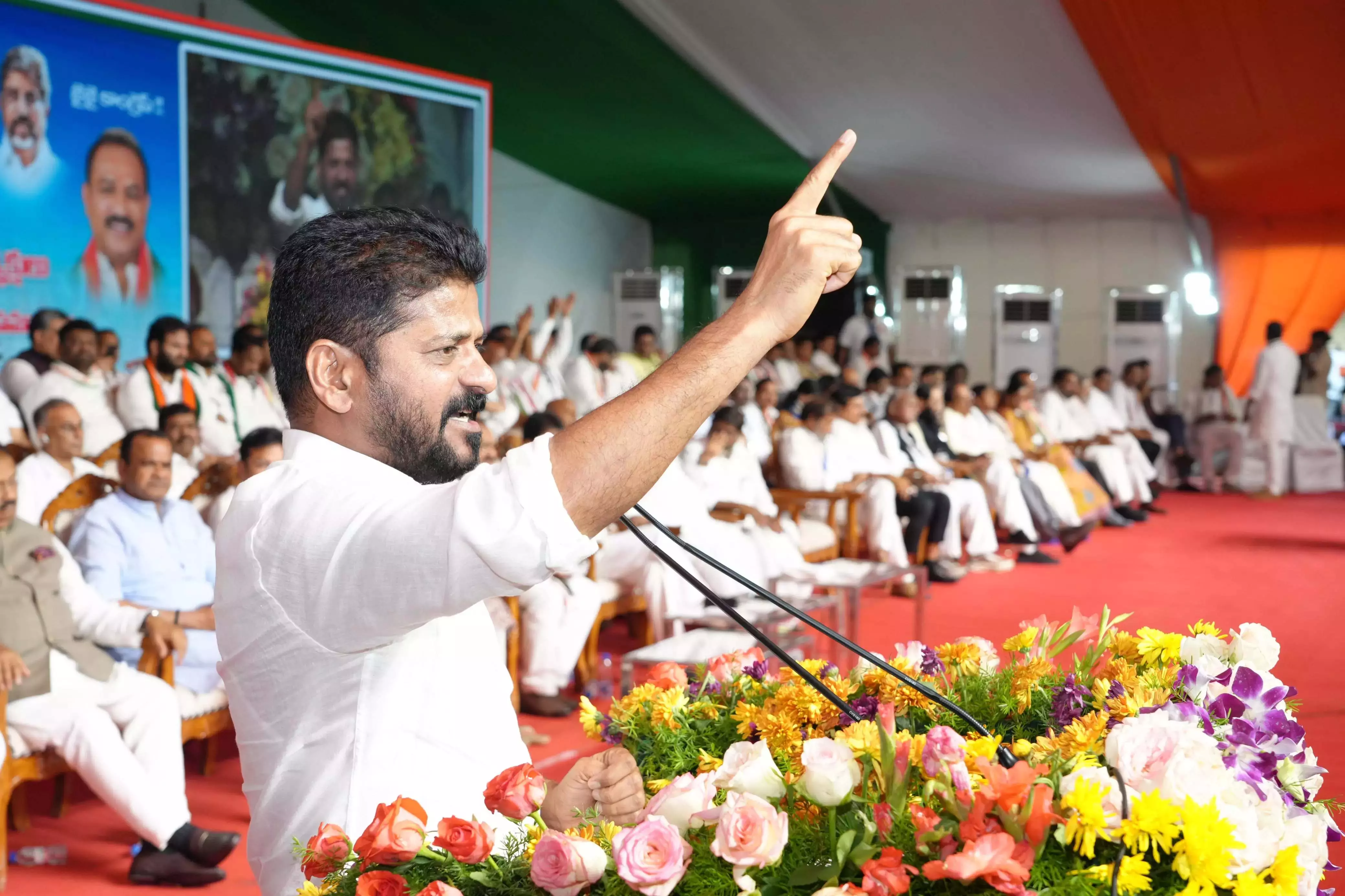 Revanth ने अगले चुनावों में 100 विधायक और 15 सांसद लाने का वादा किया Revanth ने अगले चुनावों में 100 विधायक और 15 सांसद लाने का वादा किया