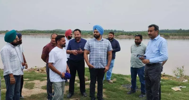 Nawanshahr DC ने सतलुज तटबंध पर बाढ़ सुरक्षा कार्य की समीक्षा की Nawanshahr DC ने सतलुज तटबंध पर बाढ़ सुरक्षा कार्य की समीक्षा की