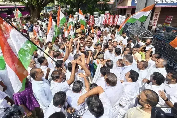 Kerala में स्वास्थ्य मंत्री वीना जॉर्ज के इस्तीफे की मांग को लेकर राज्यव्यापी विरोध प्रदर्शन Kerala में स्वास्थ्य मंत्री वीना जॉर्ज के इस्तीफे की मांग को लेकर राज्यव्यापी विरोध प्रदर्शन