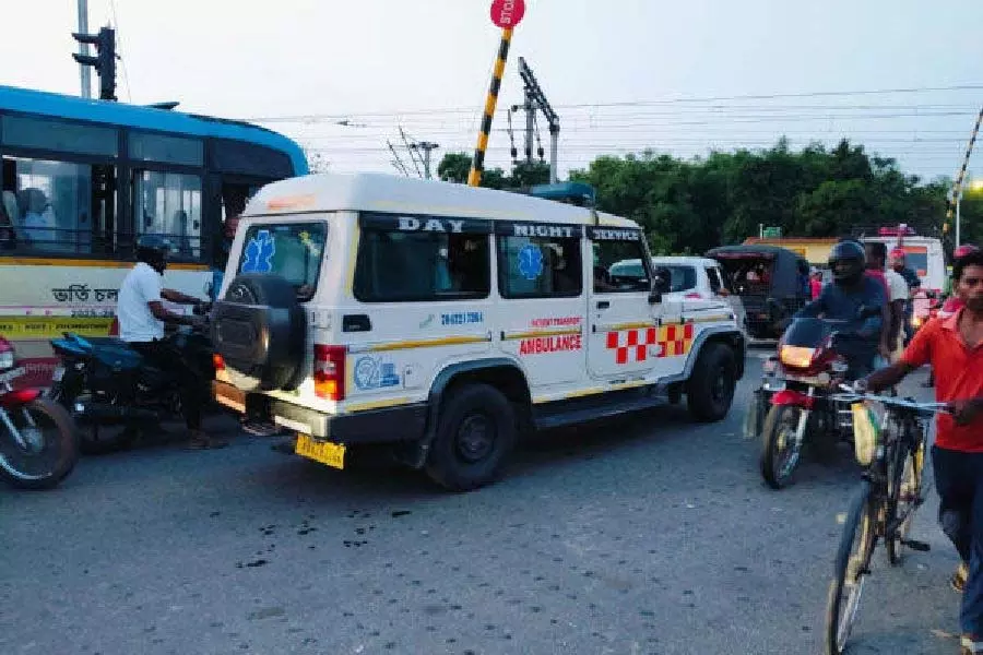 चिकित्सा संकट के कारण Alipurduar में घोरामारा लेवल क्रॉसिंग पर रेल ओवरब्रिज की मांग बढ़ी चिकित्सा संकट के कारण Alipurduar में घोरामारा लेवल क्रॉसिंग पर रेल ओवरब्रिज की मांग बढ़ी