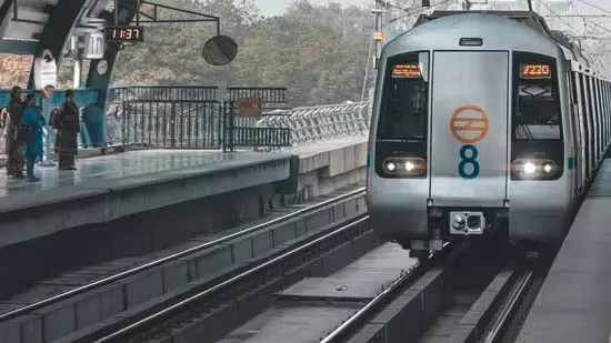 फर्जी कॉर्पोरेट कर्मचारी बना ठग, दिल्ली मेट्रो यात्री ने बचाई अपनी जेब फर्जी कॉर्पोरेट कर्मचारी बना ठग, दिल्ली मेट्रो यात्री ने बचाई अपनी जेब