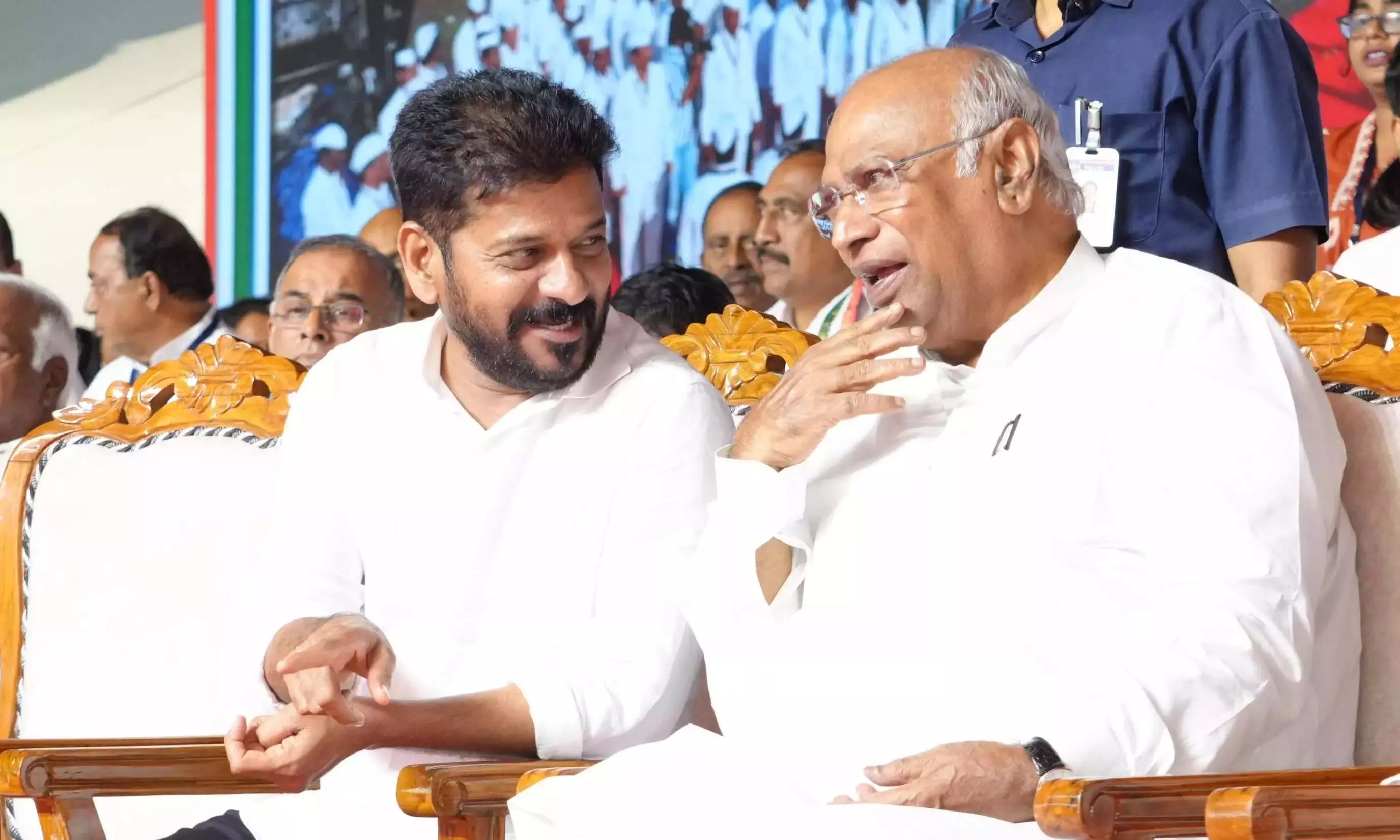 खड़गे ने चुनावी वादे पूरे करने के लिए CM रेवंत की प्रशंसा की खड़गे ने चुनावी वादे पूरे करने के लिए CM रेवंत की प्रशंसा की