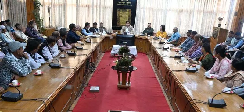 DC ने लूहरी परियोजना प्रभावितों की मांगों पर कार्रवाई का आश्वासन दिया DC ने लूहरी परियोजना प्रभावितों की मांगों पर कार्रवाई का आश्वासन दिया