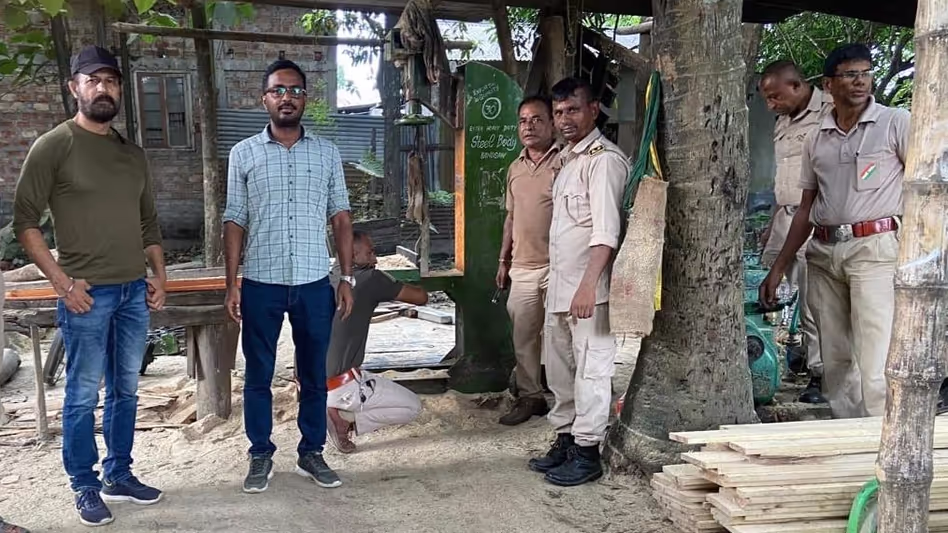 धुबरी वन विभाग ने गौरीपुर में अवैध लकड़ी मिल का भंडाफोड़ किया धुबरी वन विभाग ने गौरीपुर में अवैध लकड़ी मिल का भंडाफोड़ किया