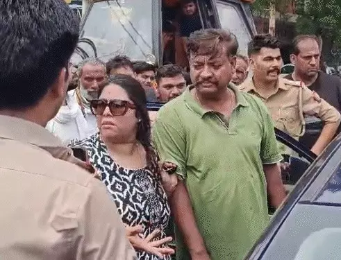Hapur: प्रेमिका संग रंगे हाथ पकड़े जाने पर पत्नी ने बीच सड़क पर पति को पीटा Hapur: प्रेमिका संग रंगे हाथ पकड़े जाने पर पत्नी ने बीच सड़क पर पति को पीटा