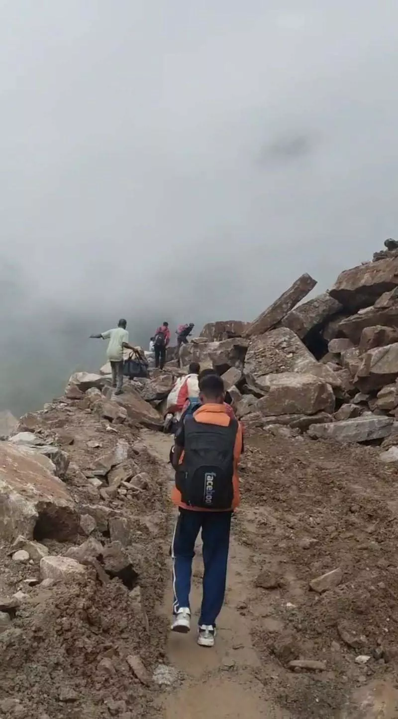 सिरमौर में भूस्खलन प्रभावित NH-707 पर फंसे यात्री जान जोखिम में डालकर यात्रा कर रहे सिरमौर में भूस्खलन प्रभावित NH-707 पर फंसे यात्री जान जोखिम में डालकर यात्रा कर रहे