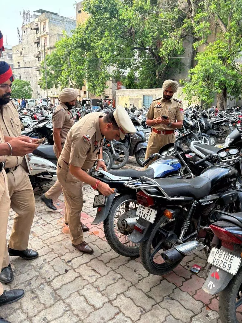 Police ने ‘सिक्योरपार्क ऑप्स’ के तहत पार्किंग स्थलों का निरीक्षण किया Police ने ‘सिक्योरपार्क ऑप्स’ के तहत पार्किंग स्थलों का निरीक्षण किया