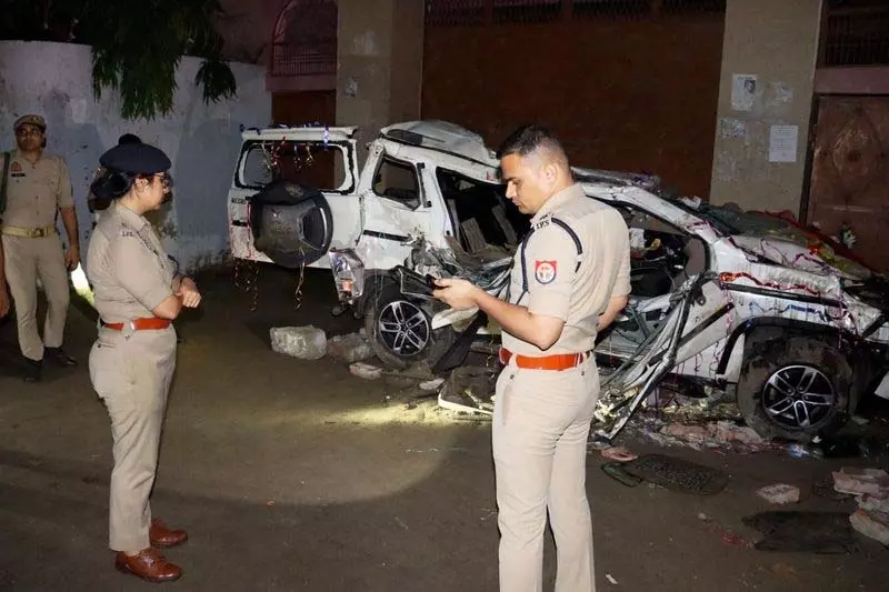 UP : संभल में एसयूवी दीवार से टकराने से दूल्हे समेत आठ की मौत UP : संभल में एसयूवी दीवार से टकराने से दूल्हे समेत आठ की मौत
