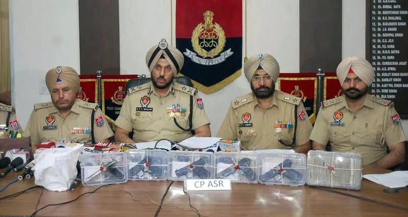 Amritsar पुलिस ने पाकिस्तान, मलेशिया से जुड़े नार्को-आर्म्स मॉड्यूल का भंडाफोड़ किया Amritsar पुलिस ने पाकिस्तान, मलेशिया से जुड़े नार्को-आर्म्स मॉड्यूल का भंडाफोड़ किया