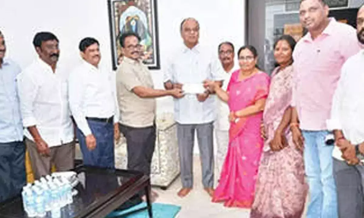 Nellore के सांसद ने राजस्व खेलों को 11 लाख रुपये की वित्तीय सहायता दी Nellore के सांसद ने राजस्व खेलों को 11 लाख रुपये की वित्तीय सहायता दी