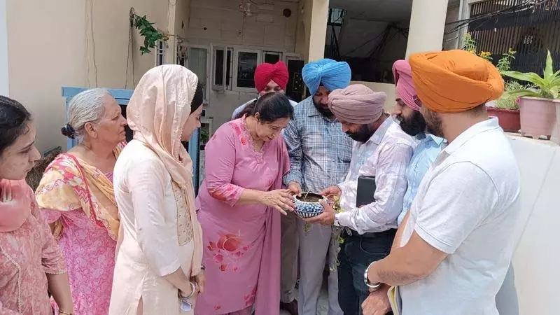 Amritsar के सिविल सर्जन ने घर-घर जाकर डेंगू के लारवा की जांच की Amritsar के सिविल सर्जन ने घर-घर जाकर डेंगू के लारवा की जांच की