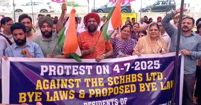 सैनिक कॉलोनी निवासियों ने AGM से पहले “निवासी विरोधी” प्रस्तावों पर विरोध प्रदर्शन किया सैनिक कॉलोनी निवासियों ने AGM से पहले “निवासी विरोधी” प्रस्तावों पर विरोध प्रदर्शन किया