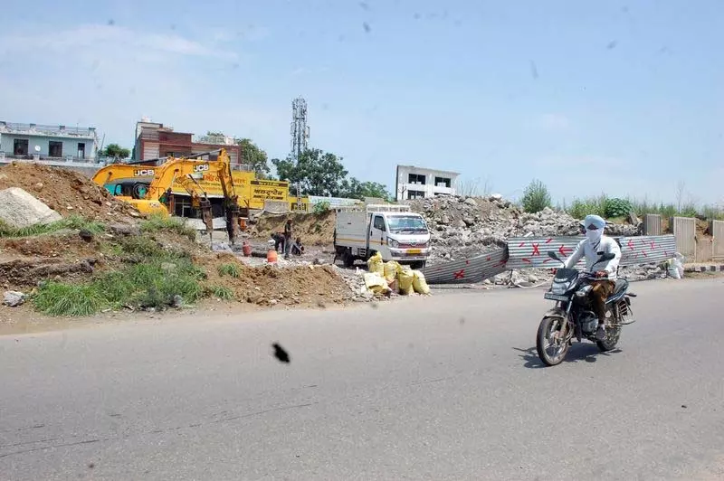 Loharka Road फ्लाईओवर का काम दो साल की देरी के बाद फिर शुरू हुआ Loharka Road फ्लाईओवर का काम दो साल की देरी के बाद फिर शुरू हुआ