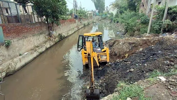 Jammu: नानक नगर के निवासियों पर बाढ़ का भय मंडरा रहा Jammu: नानक नगर के निवासियों पर बाढ़ का भय मंडरा रहा