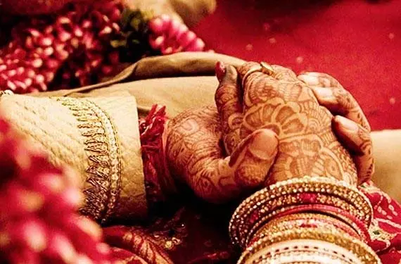 नवविवाहित जोड़ा बेडरूम में एक ही रस्सी से लटका मिला पलिस की जाँच शुरू नवविवाहित जोड़ा बेडरूम में एक ही रस्सी से लटका मिला पलिस की जाँच शुरू