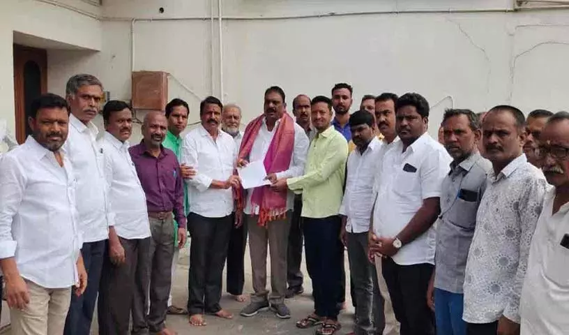 विधायक से नाली व सड़क की समस्या हल करने का अनुरोध विधायक से नाली व सड़क की समस्या हल करने का अनुरोध
