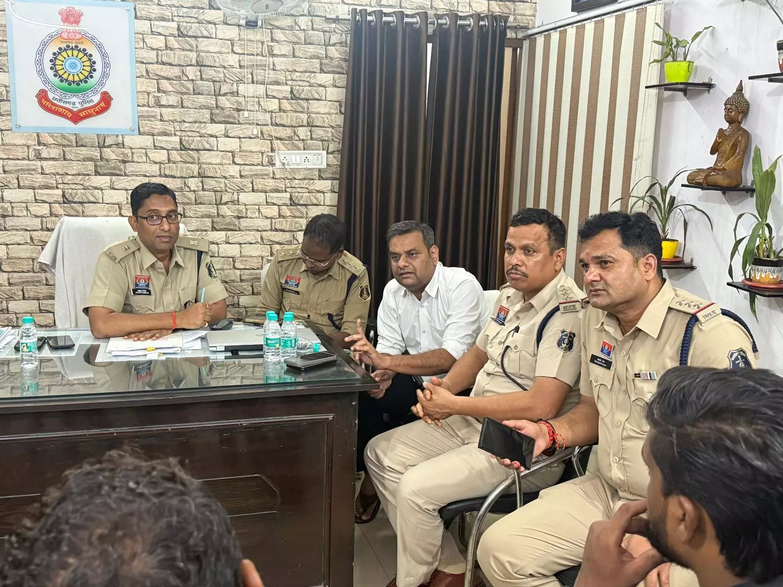मोहर्रम पर्व को लेकर अखाड़ा प्रमुखों की कोतवाली थाना में ली गई बैठक मोहर्रम पर्व को लेकर अखाड़ा प्रमुखों की कोतवाली थाना में ली गई बैठक