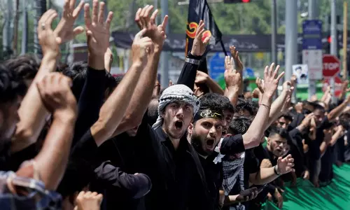J&K: श्रीनगर में मुहर्रम जुलूस में भाग लेते शिया समुदाय के लोग J&K: श्रीनगर में मुहर्रम जुलूस में भाग लेते शिया समुदाय के लोग