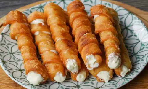 Bread Cream Roll: घर पर बना सकते हैं बेकरी जैसी ये डिश, झटपट हो जाती है तैयार Bread Cream Roll: घर पर बना सकते हैं बेकरी जैसी ये डिश, झटपट हो जाती है तैयार